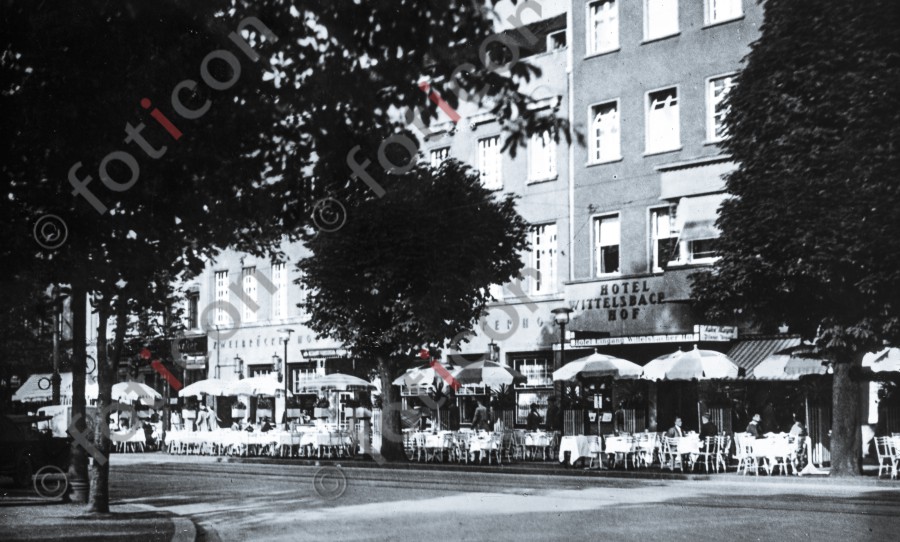 Die Cafés an der Königsallee ; The cafes at the Königsallee (foticon-simon-340-059-sw.jpg)